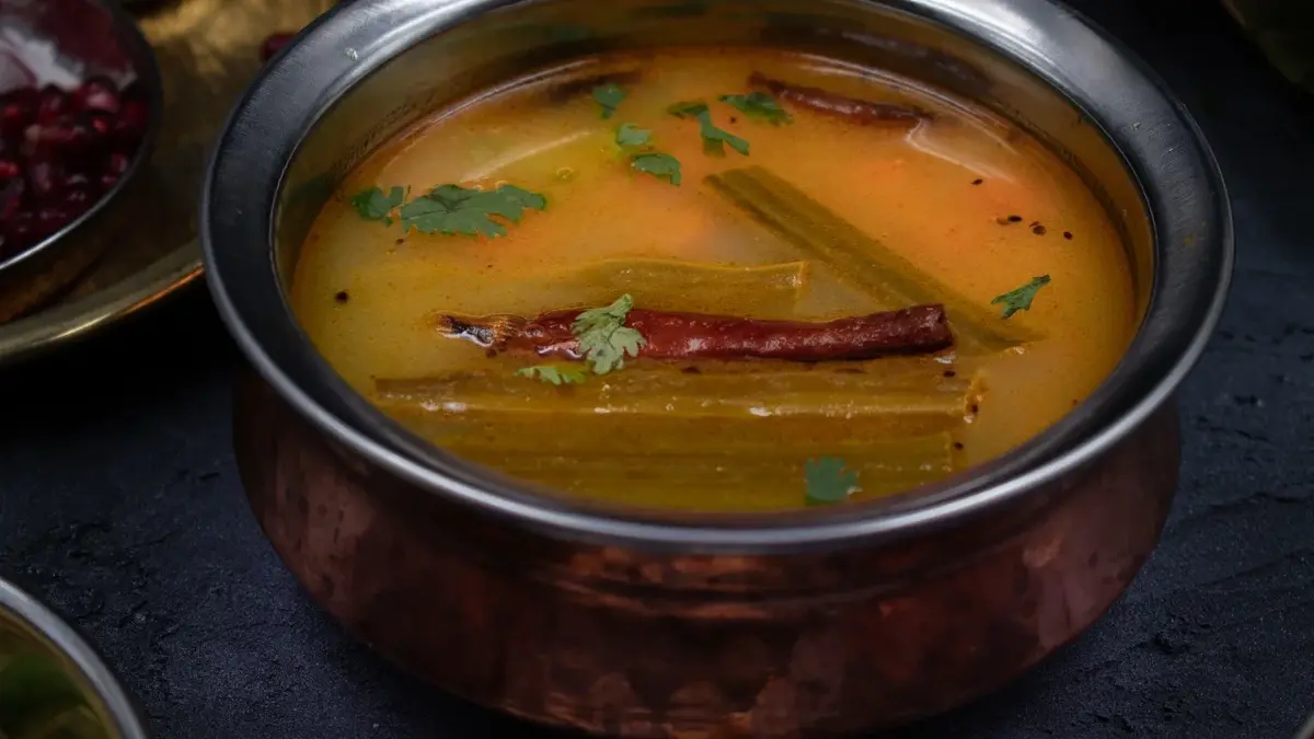 Sambar - Indyjska zupa z soczewicy w miseczce