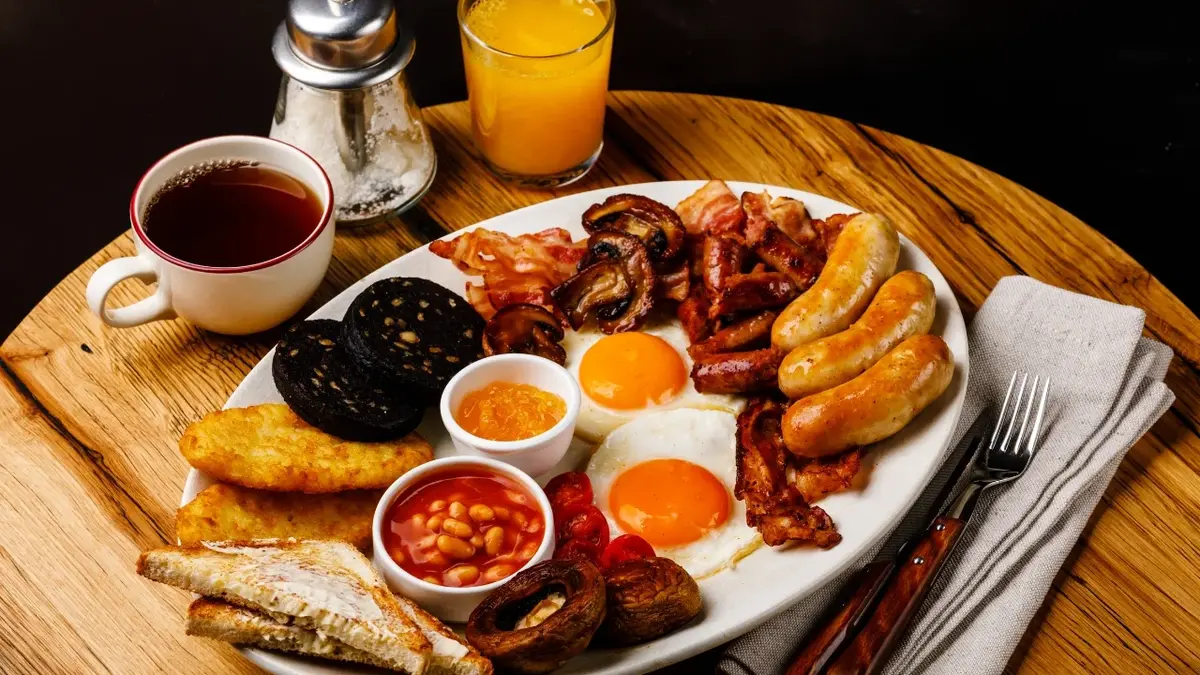 Śniadanie angielskie: bekon, fasolki, jajka sadzone, tosty i pieczarki