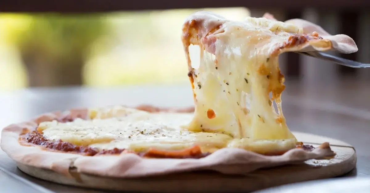 Pizza z gorącym ciągnącym się serem