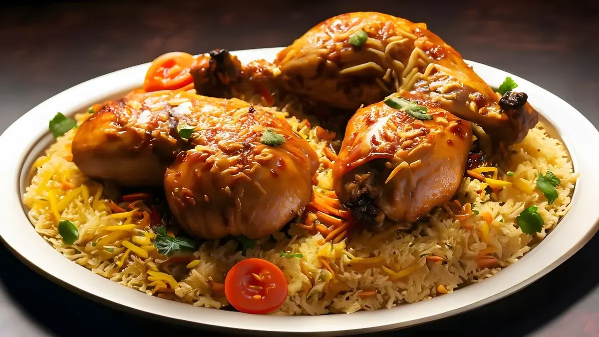 Kurczak zapiekany z ryżem na talerzu