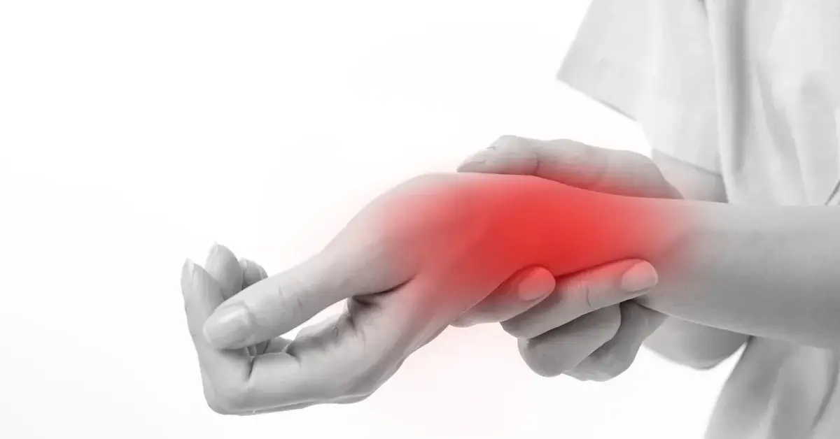 Ręka osoby chorej na artretyzm z nałożoną czerwoną grafiką
