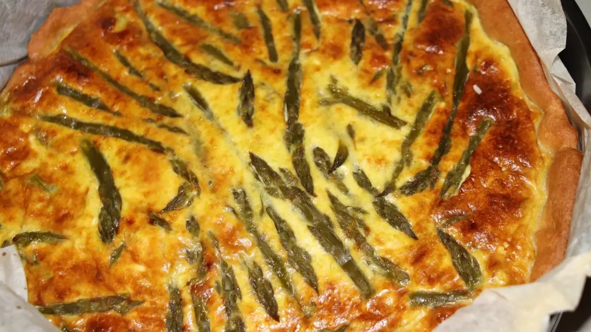 Tarta ze szparagami i zapieczonym serem