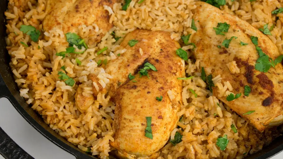 Kurczak zapiekany z ryżem w naczyniu do zapiekania