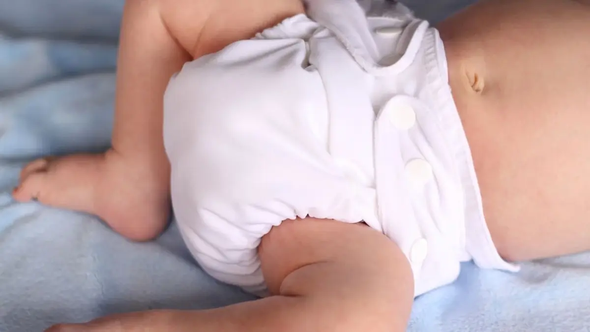 niemowle w szerokiej białej pieluszce