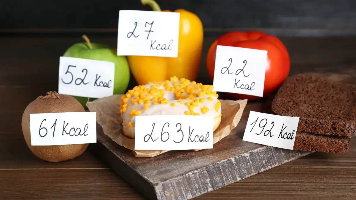 Owoce i ciastko z karteczkami z napisaną liczbą kalorii
