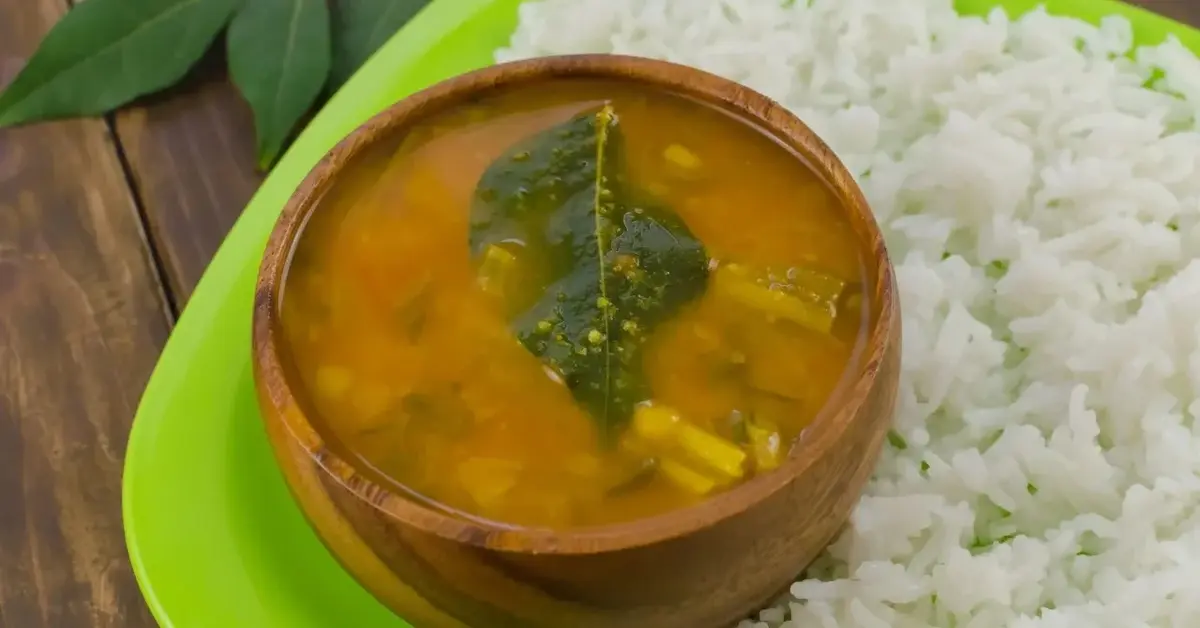 Sambar - Indyjska zupa z soczewicy w miseczce