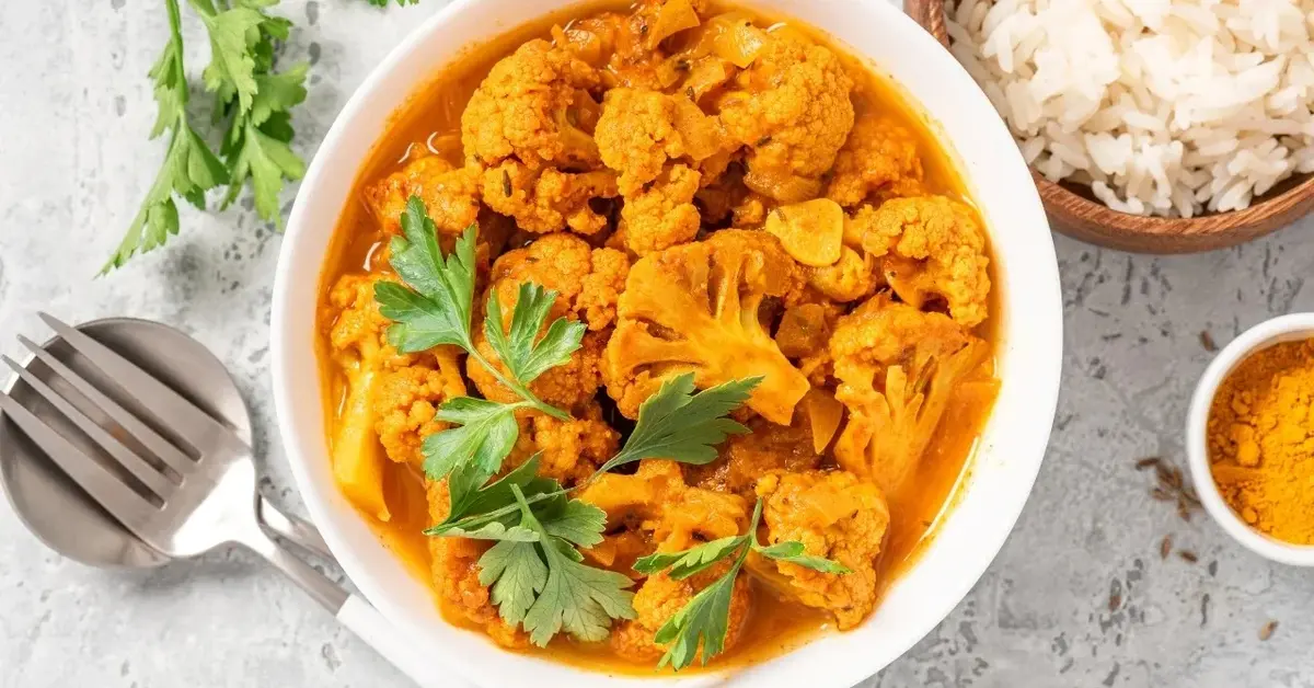 Curry z kalafiora w białej miseczce
