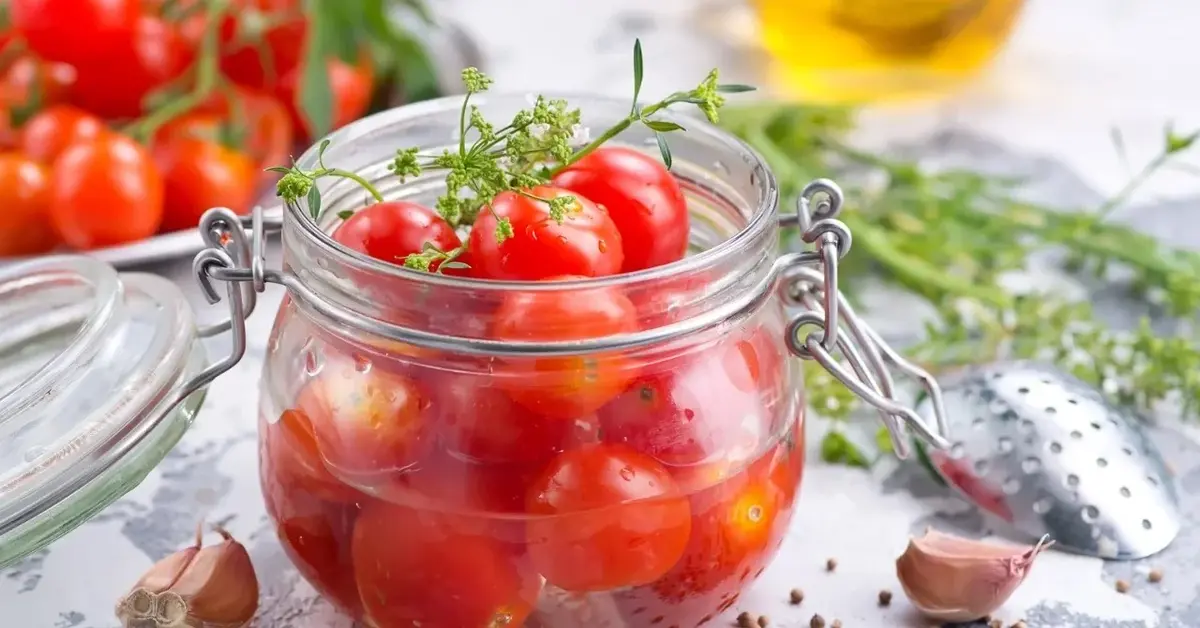 Główne zdjęcie - Pomidory w słoikach: Przygotuj się na zimę!