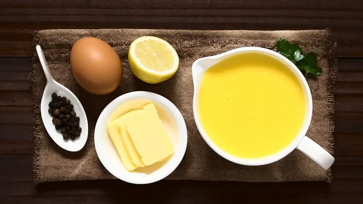 Skąłdniki na sos holenderski: masło, jajka, połówka cytryny