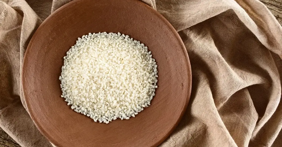 Ryż do risotto w dużej drewnianej misce