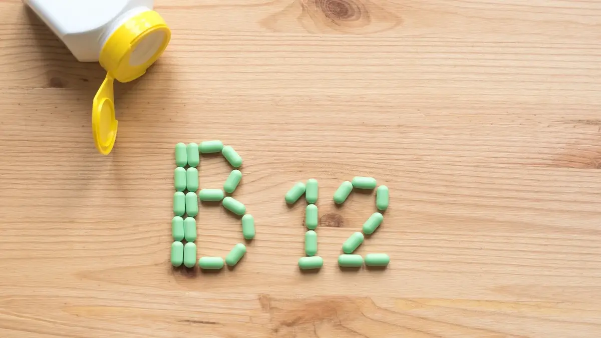 Napisz b12 ułożony z tabletek na drewnianym blacie 