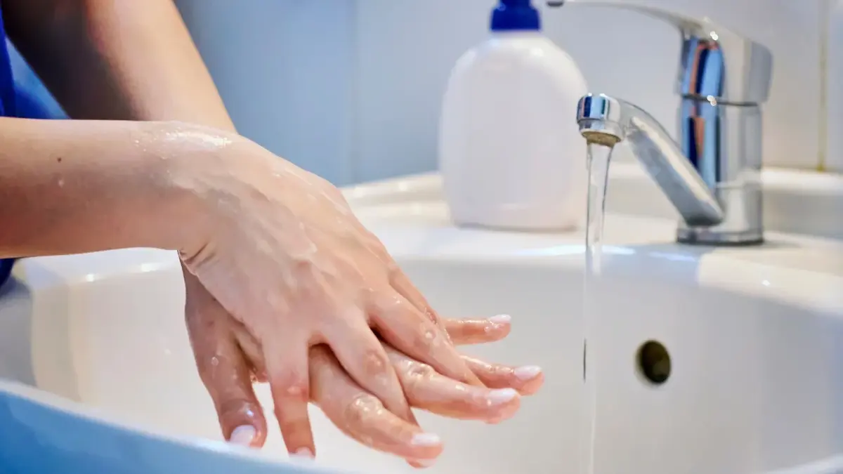 Ręce kobiety myte nad umywalką