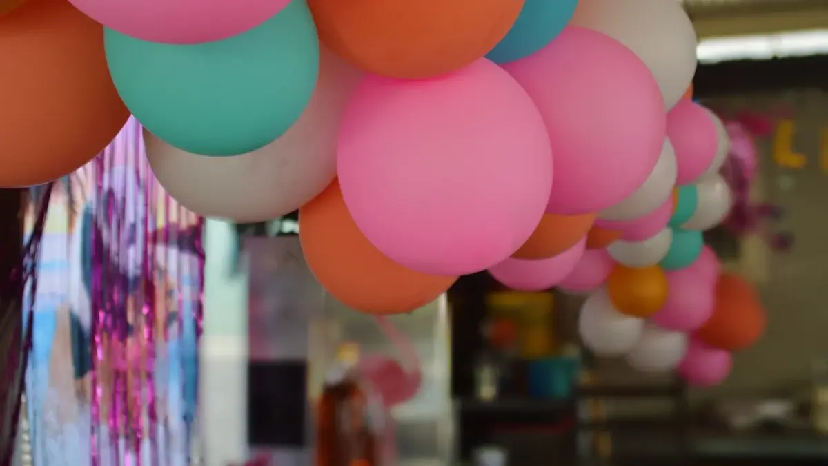 Girlanda z kolorowych balonów