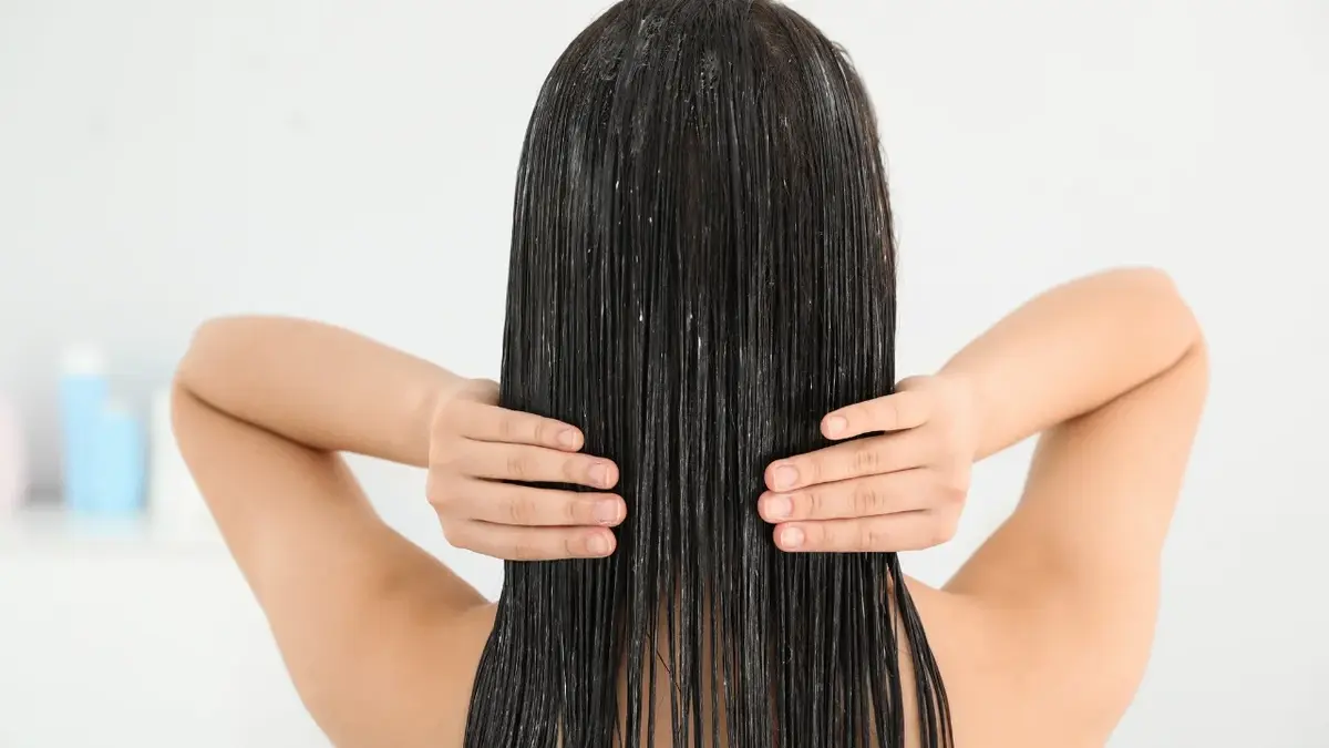 Włosy kobiety z nałożonym peeling enzymatycznym