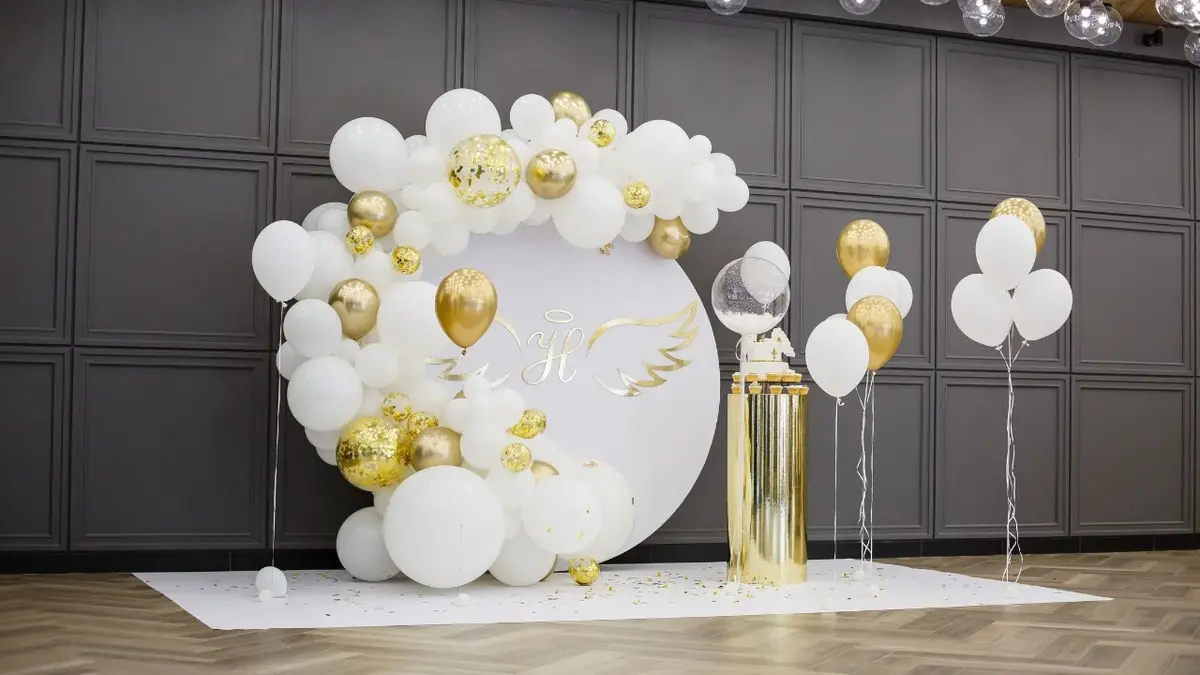 Girlanda z białych i złotych balonów