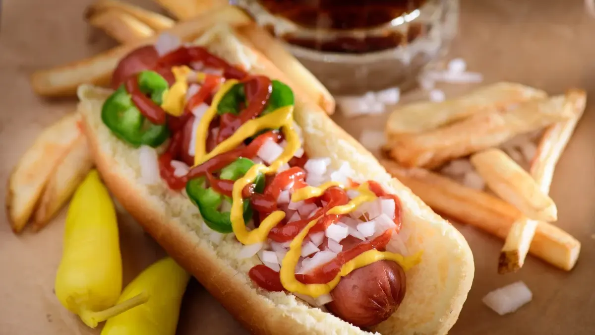 Hot dog z grillowanymi kiełbaskami polane ketchupem i musztardą