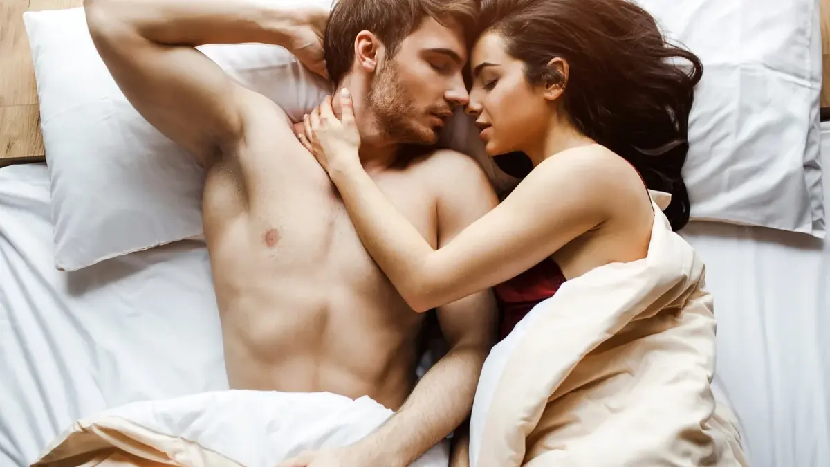 Kobieta i mężczyzna przytuleni w łóżku