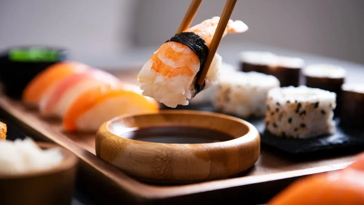 Nigiri sushi na półmisku 