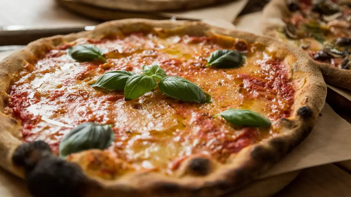 Pizza neapolitańska na drewnianej desce