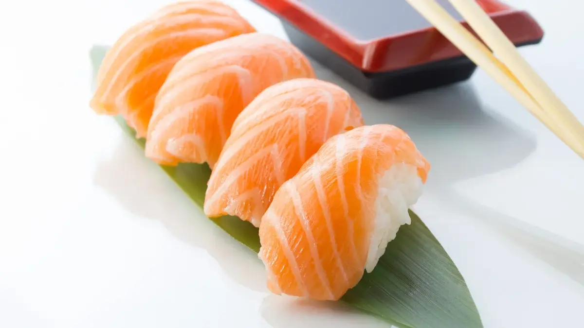 Nigiri sushi na półmisku 