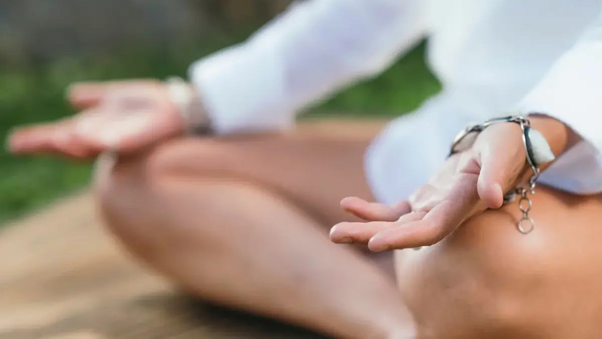 Ręce i nogi kobiety podczas medytacji 
