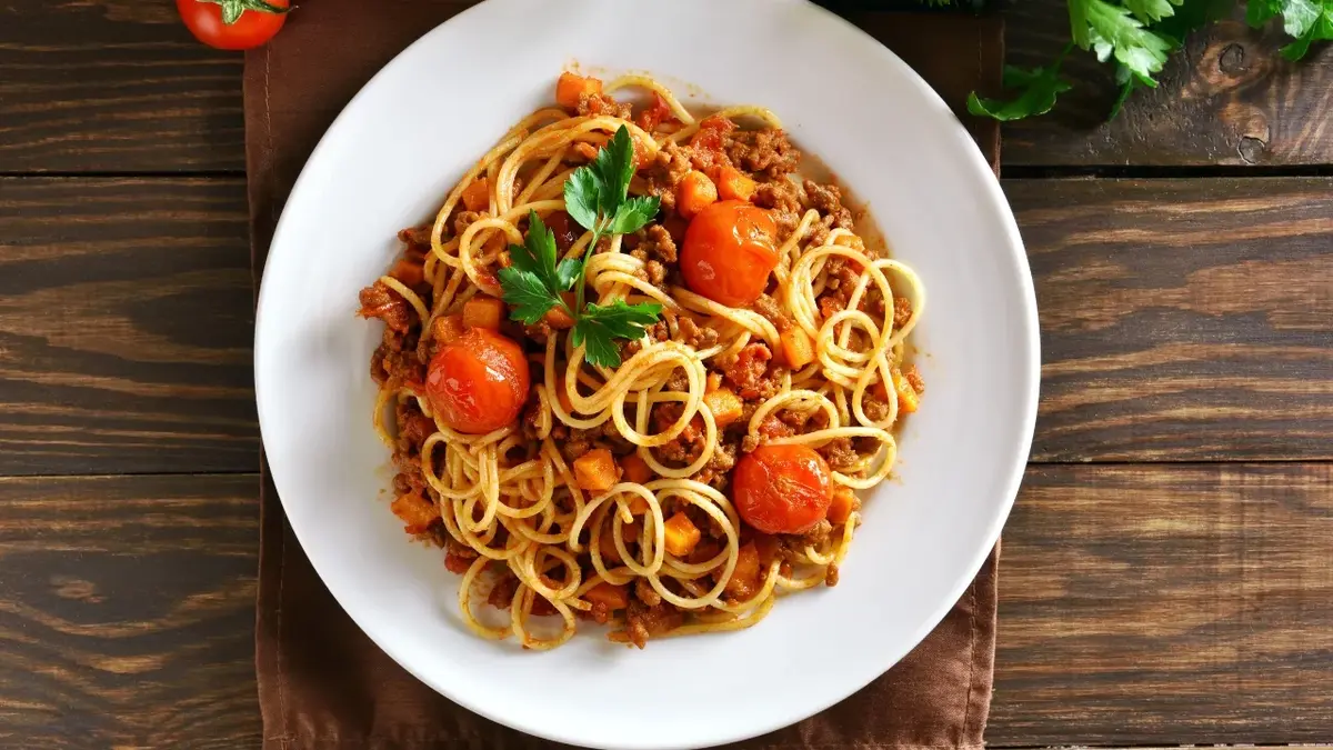 Spaghetti bolognese  na białym talerzu 