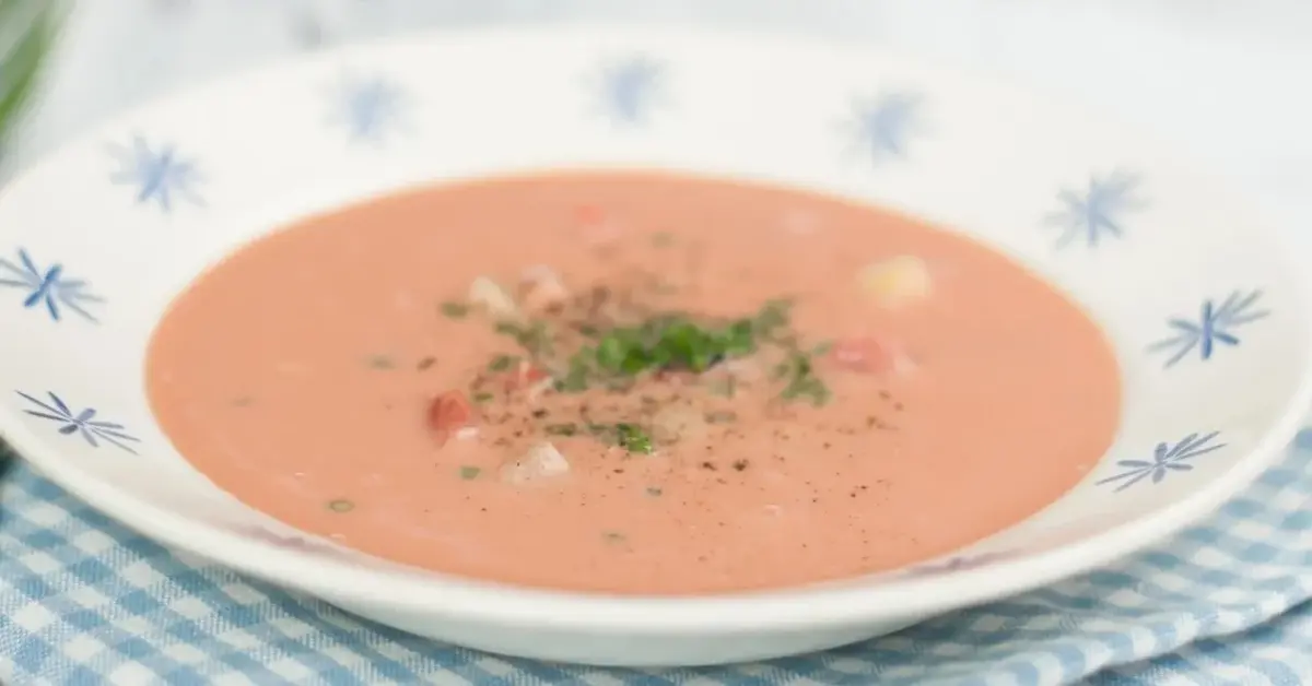 Główne zdjęcie - Orzeźwiający chłodnik pomidorowy: odkryj lekkość i smak przepysznej zupy