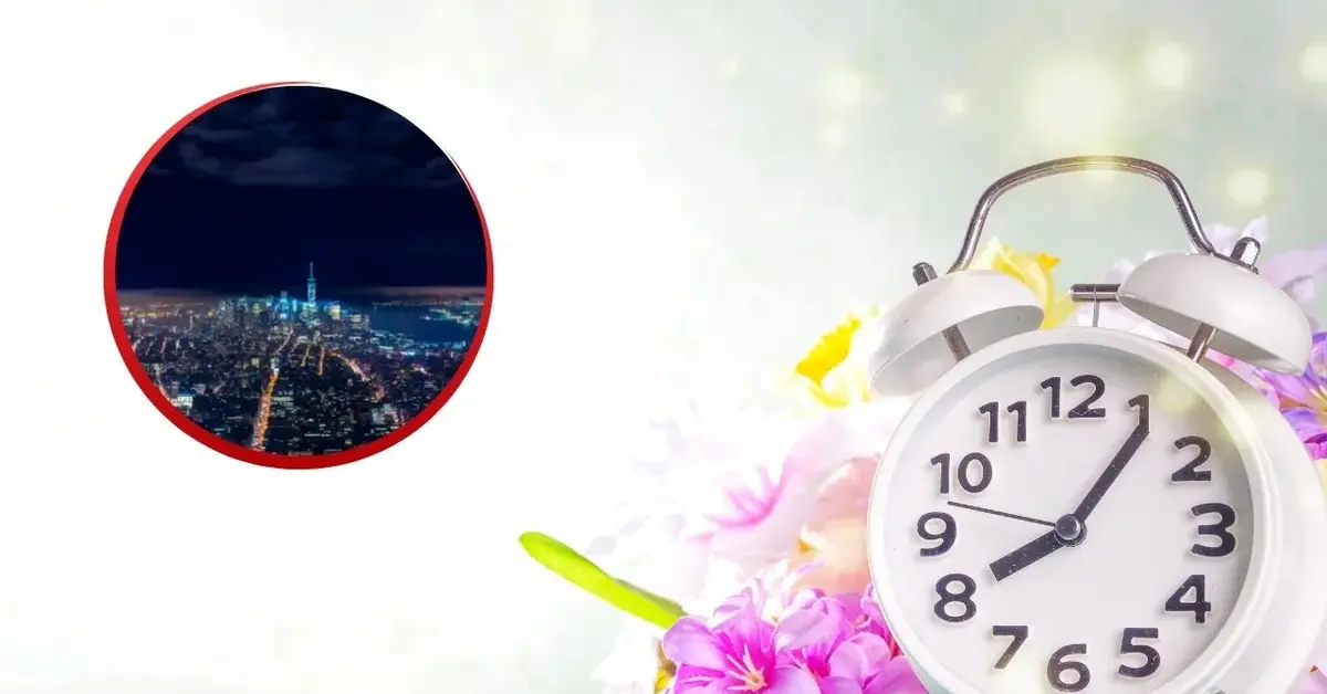 Zegarek otoczony wiosennymi kwiatami noc w mieście przed zmianą czasu.