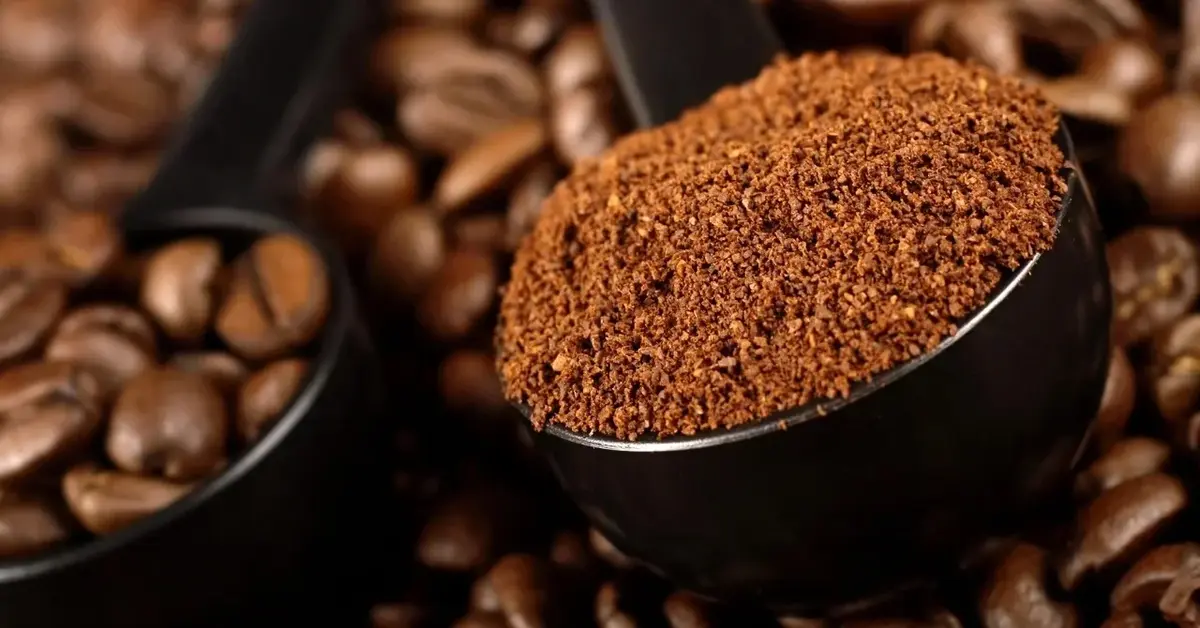 Zmielona kawa, z której niedługo zostaną tylko fusy.