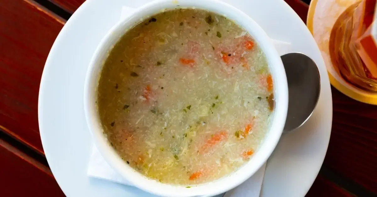 zupa grysikowa w misce na talerzu łyżka obok