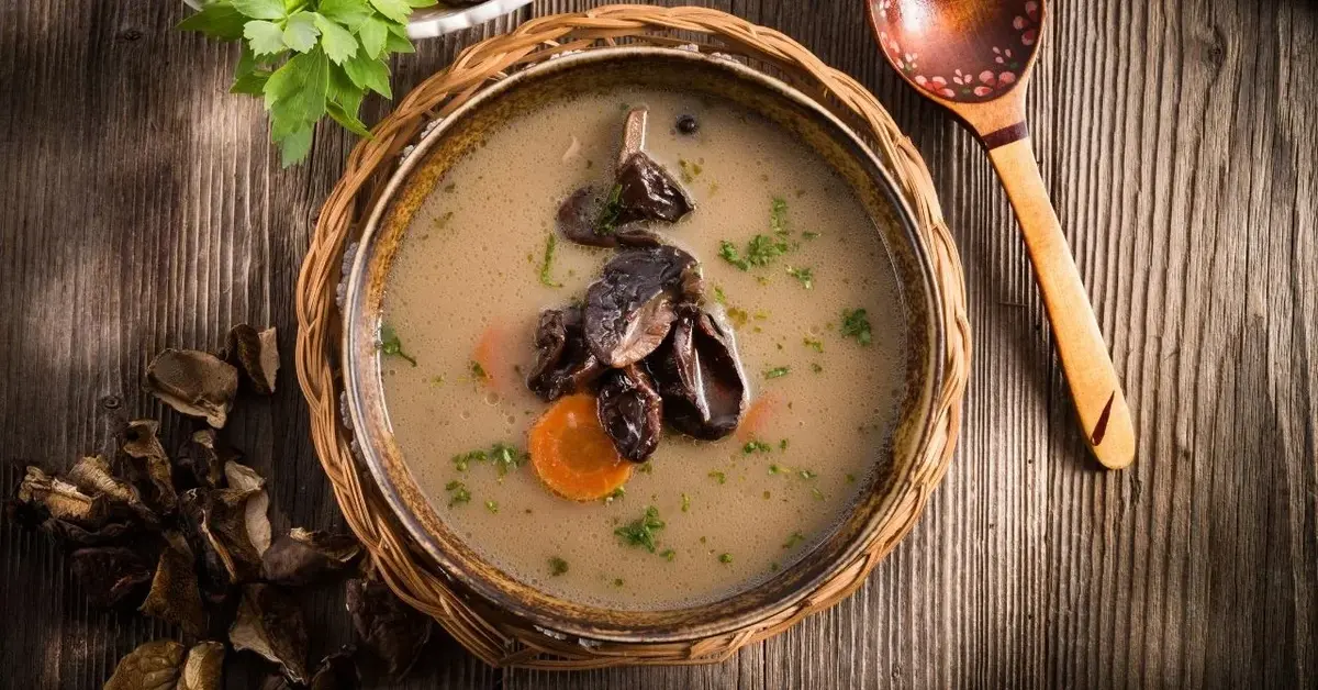 Miska zupy z suszonych grzybów z kaszą jęczmienną