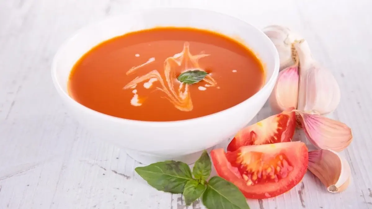 Zupa pomidorowa jak u mamy w misce.