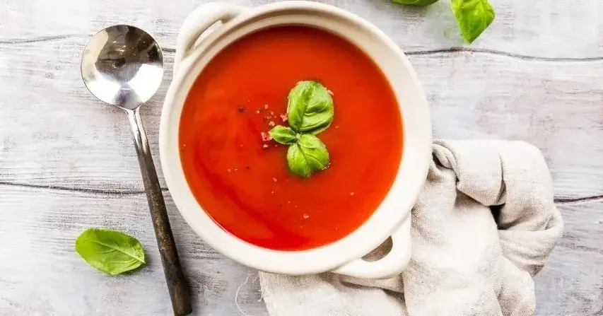 Klasyczna zupa pomidorowa z bazylią