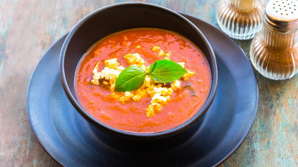 Zupa pomidorowa z żurawiną w misce.