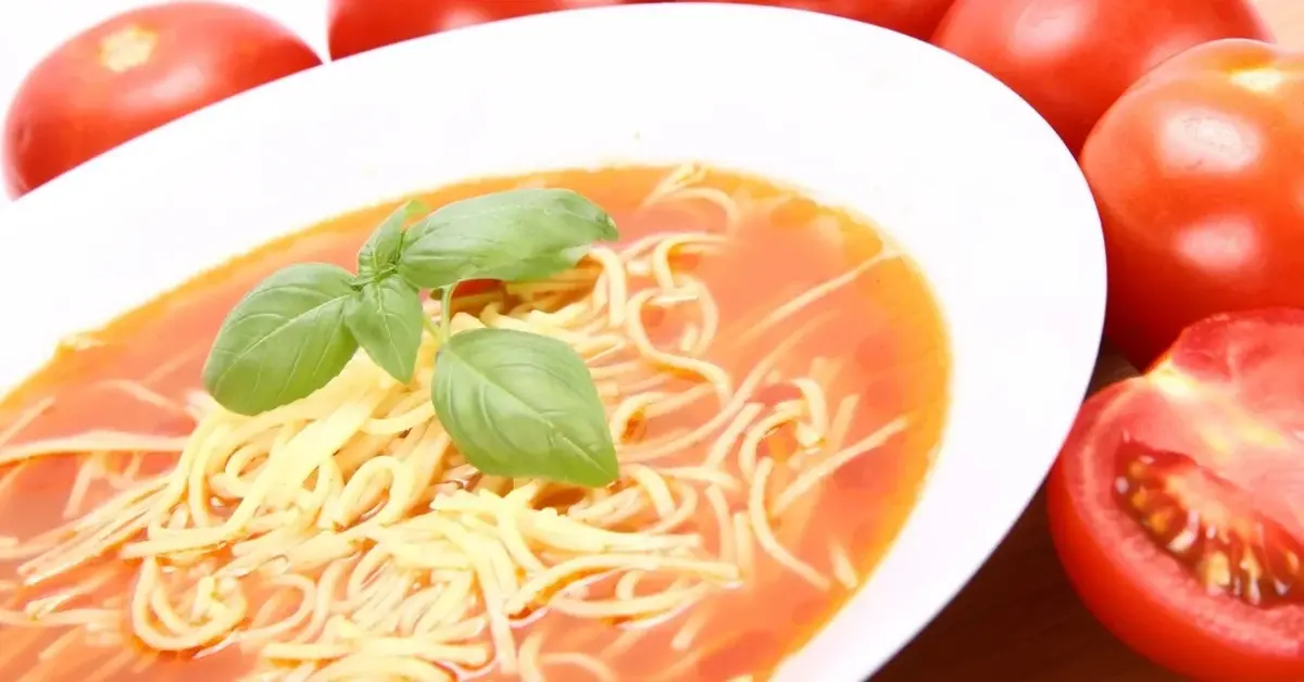 Zupa pomidorowa z żurawiną na białym talerzu.
