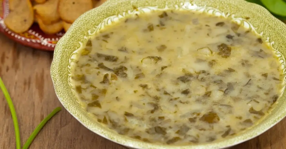 Talerz pełen tradycyjnej zupy szczawiowej babci Lusi