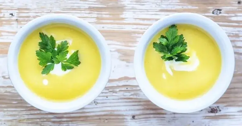 zupa ziemniaczana z mascarpone w trzech białych miseczkach ustawionych na desce