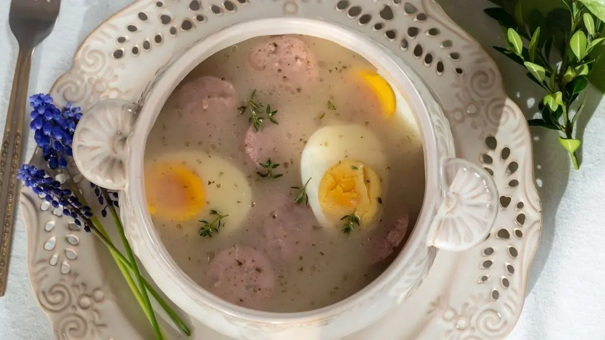 Tradycyjny żurek na zakwasie podany z jajkiem na twardo i białą kiełbasą na wielkanocne śniadanie