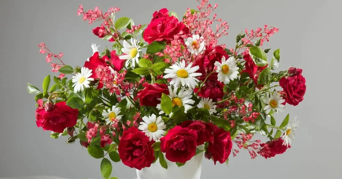 kwiaty w wazonie na imieniny lucyny