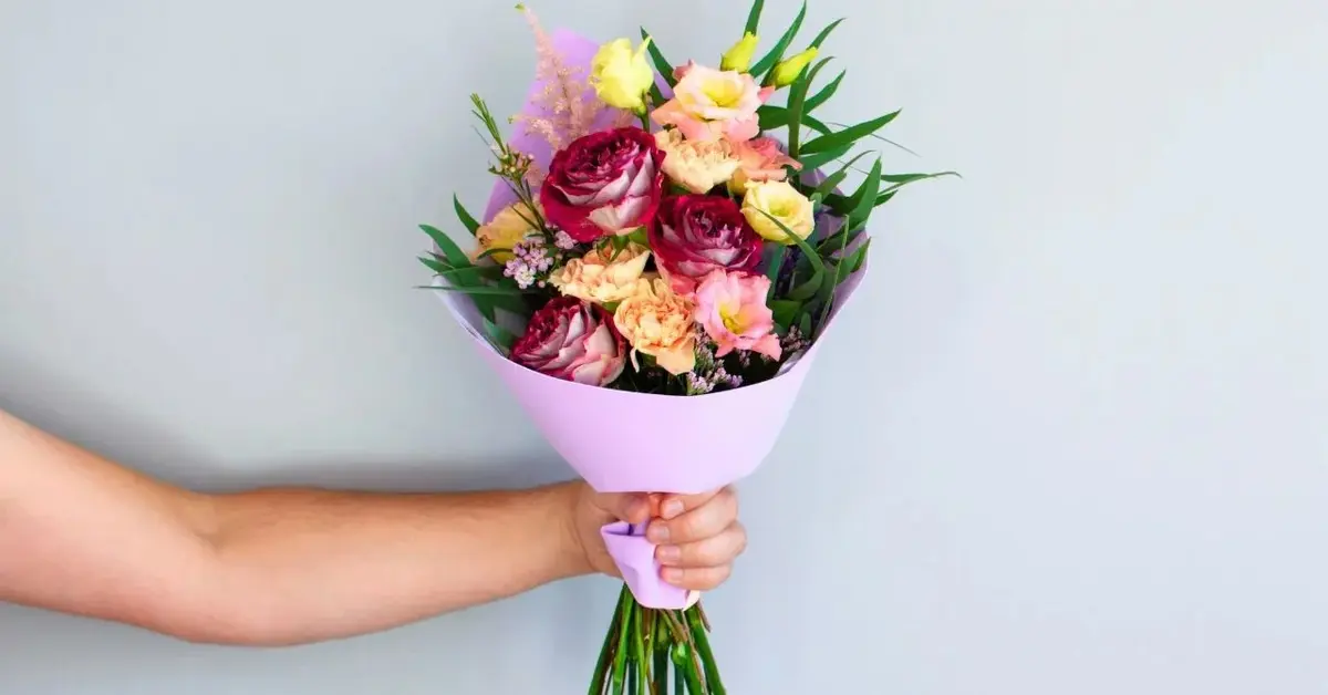 imieninowy bukiet kwiatów trzymany w dłoni