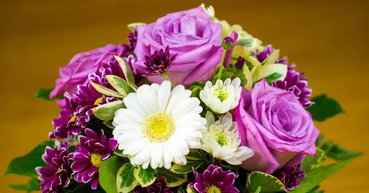 imieninowy bukiet kwiatów na bazie fioletowych róż 