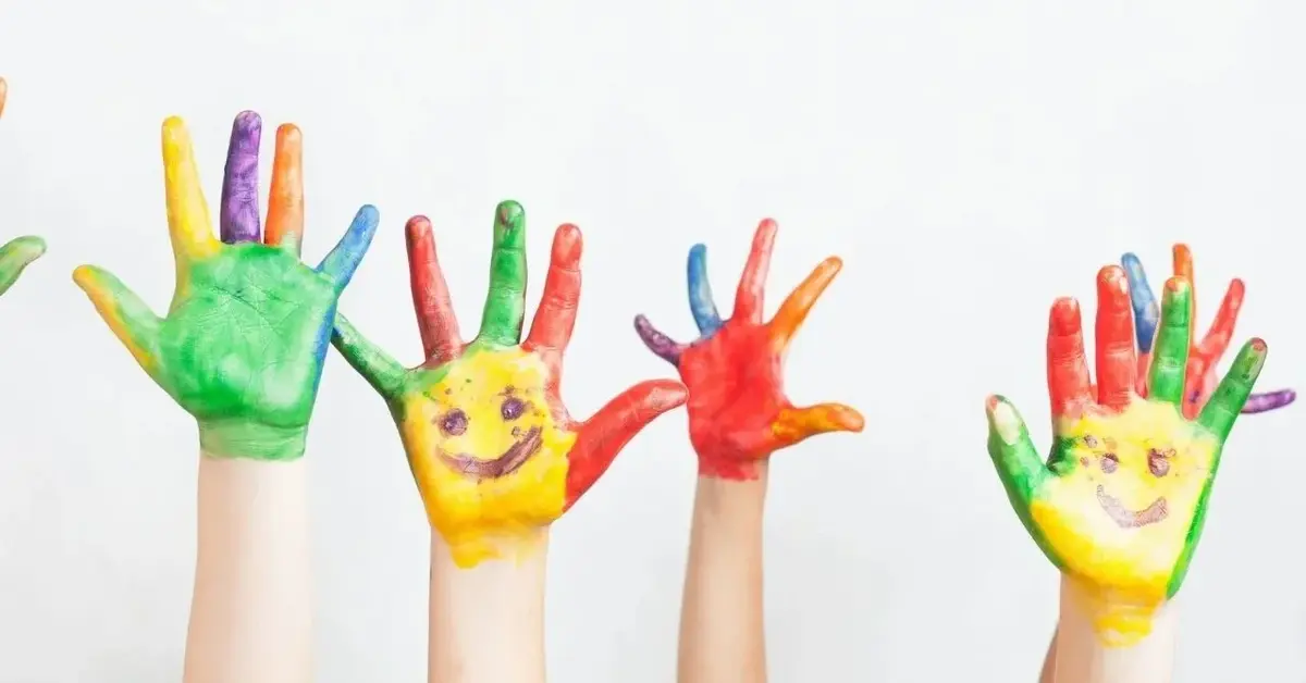 dziecięce dłonie pokolorowane farbą